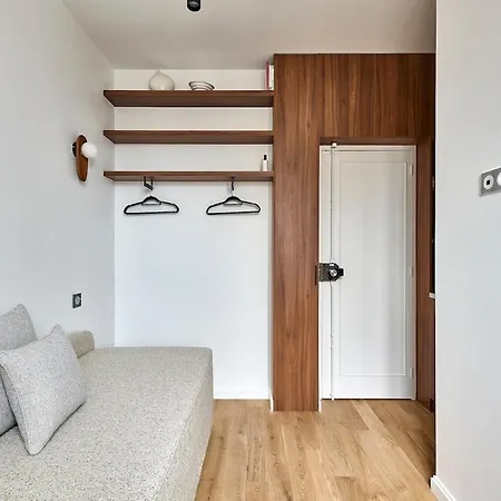 Lively & Trendy Neighborhood Metro L11 Apartment *